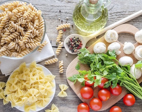 Olaszos ételek tipikus hozzávalói: csavart orsótészta, masnitészta, paradicsom, petrezselyem, gomba, olívaolaj, színes borsok.