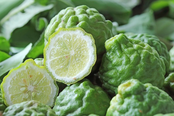 Bergamott élénkzöld színű, lime-hoz kicsit hasonló termései egészben és kettévágva.