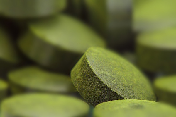 Spirulina alga tabletta formájában, makrofotó.