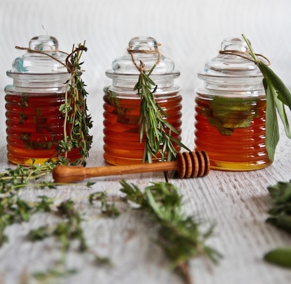 Fűszernövényes mézkülönlegességek helyes kis üvegekben: citromfüves, rozmaringos és zsályás méz.