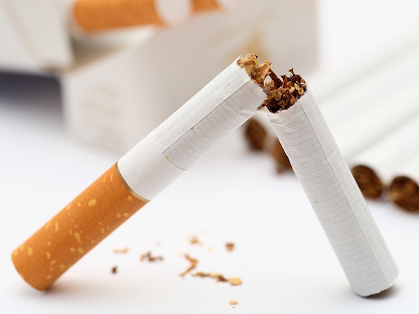 Kettétört cigaretta jelképezi a dohányzásról való leszokást.