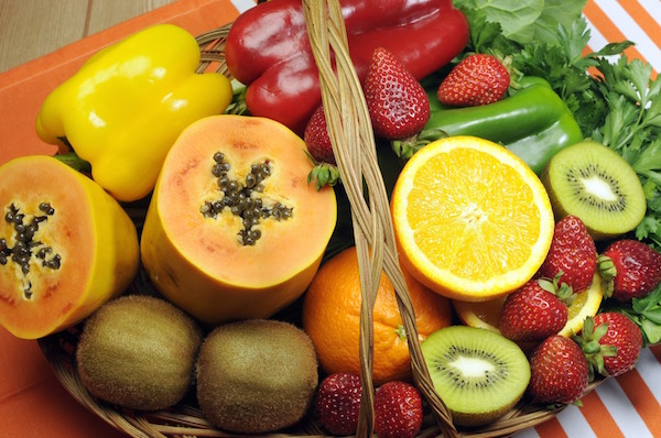 C-vitaminban gazdag gyümölcsök és zöldségek: eper, narancs, kivi, paprika, papaya.
