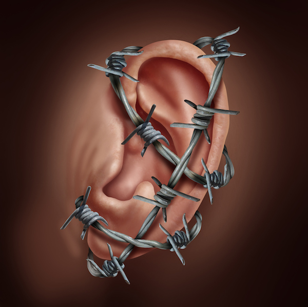 Szögesdrót hálózza át a fület, komoly fülbetegségre utalva.