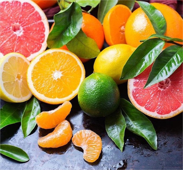 Különféle citrusfélék egymás mellett: narancs, citrom, mandarin, lime és grépfrút.