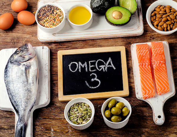 Omega-3 szírsavakban gazdag élelmiszerek: lazac, tengeri halak, tökmag, olívabogyó, tojás, avokádó, mandula.