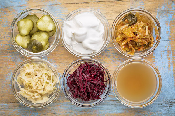 Probiotikumokat tartalmazó természetes anyagok: savanyú képoszta és uborka, joghurt, csalamádé, kombuchatea.
