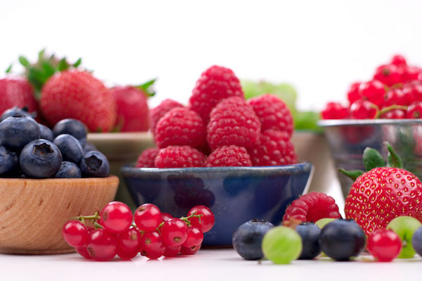 Antociánokat tartlamazó bogyós gyümölcsök: eper, málna, ribizli, áfonya, egres.