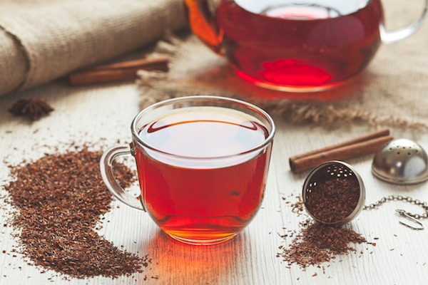 Rooibos tea, azaz afrikai vörös tea üvegpohárban.