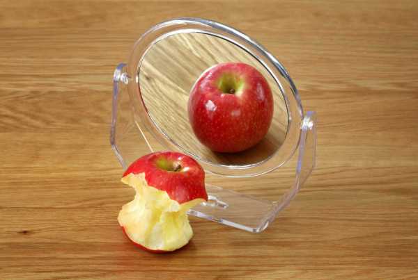 Testképzavar ábrázolása két almával, hamis tükörképpel