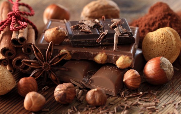 Élelmiszerek, melyek sok rezet tartalmaznak: csokoládé, mogyoró, dió, kakaó.