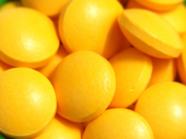 B-vitamin-komplex sárga tablettái.