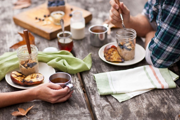 Szabadtéri, őszi reggeli: forró tea, grillezett körte, müzli, áfonya.