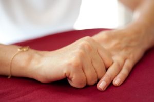 A Jin Shin Jyutsu-féle gyógyáramlat egyik legegyszerűbb gyakorlata: egyik ujjunkat lazán körülfogjuk a másik kezünk ujjaival.