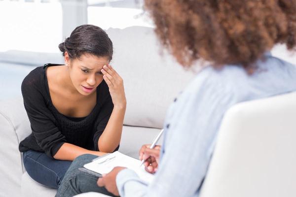 Pszichiáter segít szorongásos betegén beszélgetésterápiával.