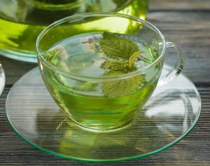 Citromfűből készült, enyhén zöld színű tea.