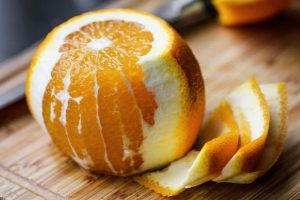 C- és P-vitamint is tartalmazó narancs, héja félig lehántva.