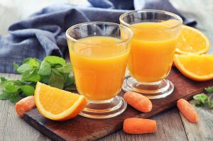 Frissen készített ivólé narancsból és sárgarépából, teli C-vitaminnal.
