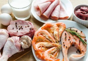 Természetes B12-vitamin-források: tej, tojás, rák, hal, sovány húsok, máj.