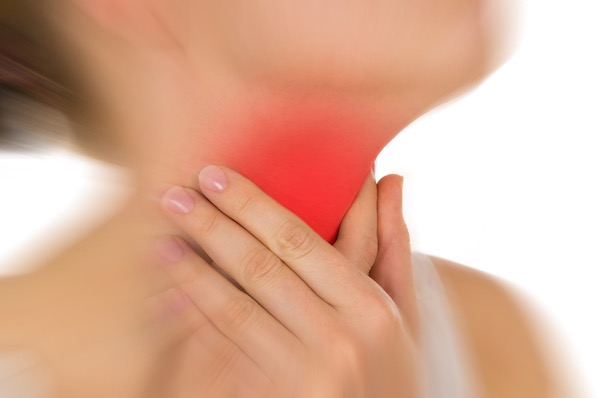 Torokfájdalom megjelenítése pirossal jelölve egy női nyakon.