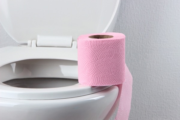 WC-kagyló peremén rózsaszínű WC-papír.
