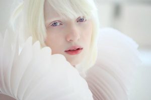 Nastya Kumarova albínó modellről egy fotó.