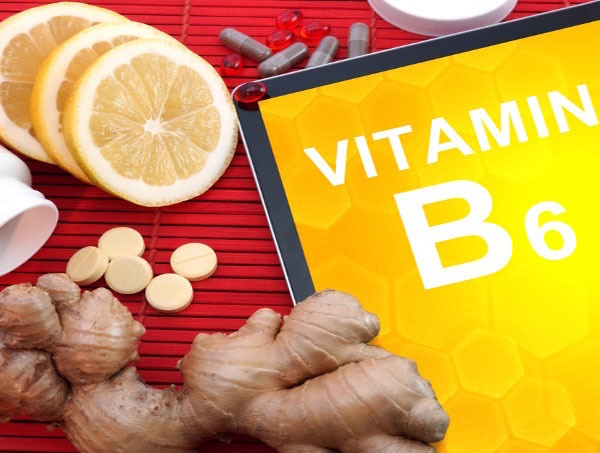 Táblagépen sárga alapon a B6-vitamin jelenik meg, mellette gyömbér, citromkarikák és étrend-kiegészítők.