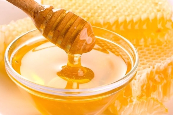Igazi termelői méz üvegtálba csurgatva.