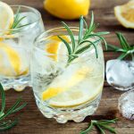 Gyümölcsös és gyógynövényes limonádék a fullasztó nyári napokra