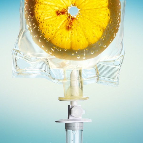 Infúziós tasakban egy óriás szelet citrom.