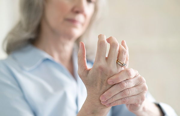 A kézben és az ujjakban jelentkező ízületi fájdalom okai és kezelése