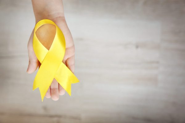 Harc az endometriózis ellen, sárga szalag egy tenyérben.