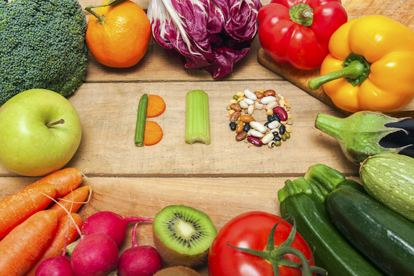 Bioélelmiszerek: organikus gyümölcsök és zöldségek, középen BIO felirattal.