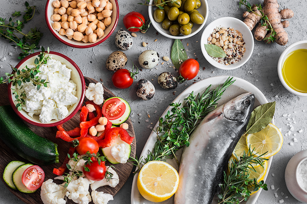 Mediterrán étrend alapvető élelmiszerei: hal, olívabogyó, olívaolaj, paradicsom, paprika, kecskesajt, fűszerek.
