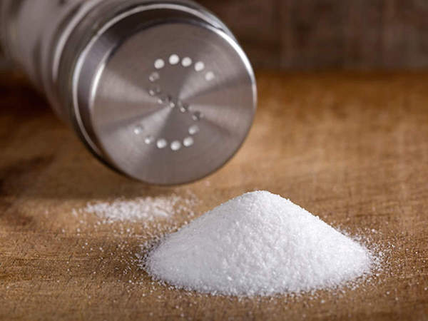 Sótartóból kiömlő só az asztalon.