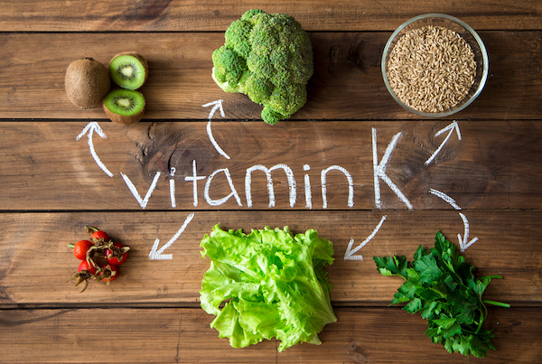K-vitamint tartalmazó élelmiszerek.