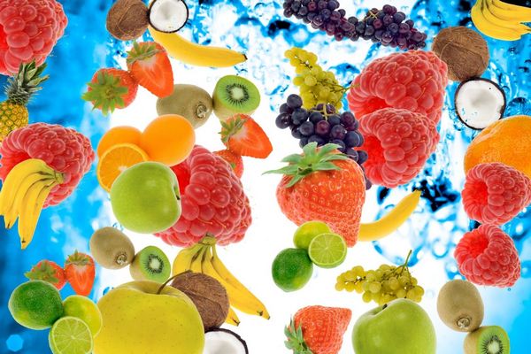 Imitált képen sokféle gyümölcs, málna, banán, szőlő, kivi, eper, citrom, alma, kókusz, narancs.