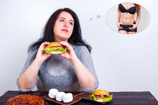 Egy kövér nő nagy hamburgert, fánkokat és tésztát eszik, miközben arra gondol, hogy milyen jó lenne soványnak lenni.
