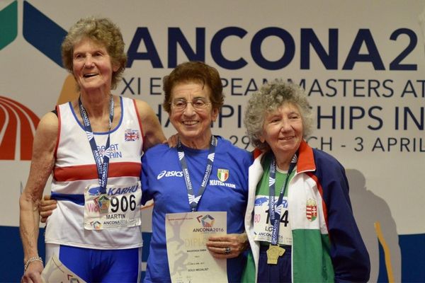 Lóki Tamásné, Marika néni, a 86 éves sprinter nemzetközi versenyen, éremmel a nyakában.