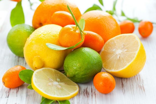 Egy asztalon citrusos gyümölcsök, lime, citrom, mandarin, narancs.