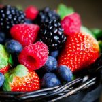 A bogyós gyümölcsök jót tesznek az egészségnek – fekete áfonya, szamóca, szeder, avokádó