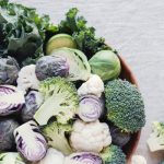 Egy tál keresztesvirágú zöldség: brokkoli, kelbimbó, káposzta, karfiol.