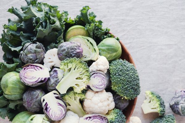 Egy tál keresztesvirágú zöldség: brokkoli, kelbimbó, káposzta, karfiol.