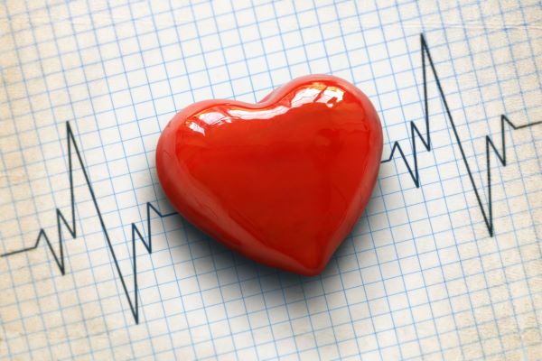 Kockás papíron szívhang rajza és egy piros szív.
