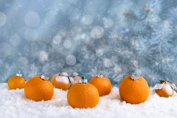 Műhóban narancsok karácsonyi dekorral.