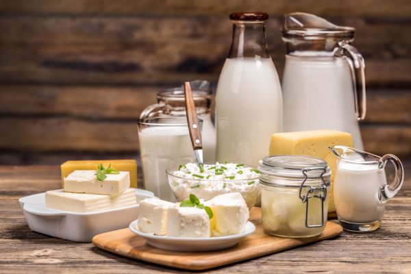 Faasztalon tej és tejtermékek: túró, sajt, kefir...