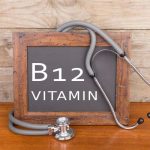 Fatáblán "B12-vitamin" felirat, rajta sztetoszkóp.