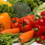 Vegyes színes zöldségek: brokkoli, paprika, sárgarépa, saláta, karfiol, paradicsom.