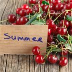 Faasztalon egy halom meggy, előtte egy papír "summer" felirattal.