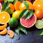 Sötét konyhapulton egy halom citrusféle: grépfrút, narancs, citrom, lime, mandarin.