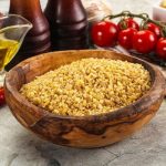 Fatálban bulgur, mögötte, olívaolaj, paradicsom, hagyma, fokhagyma.